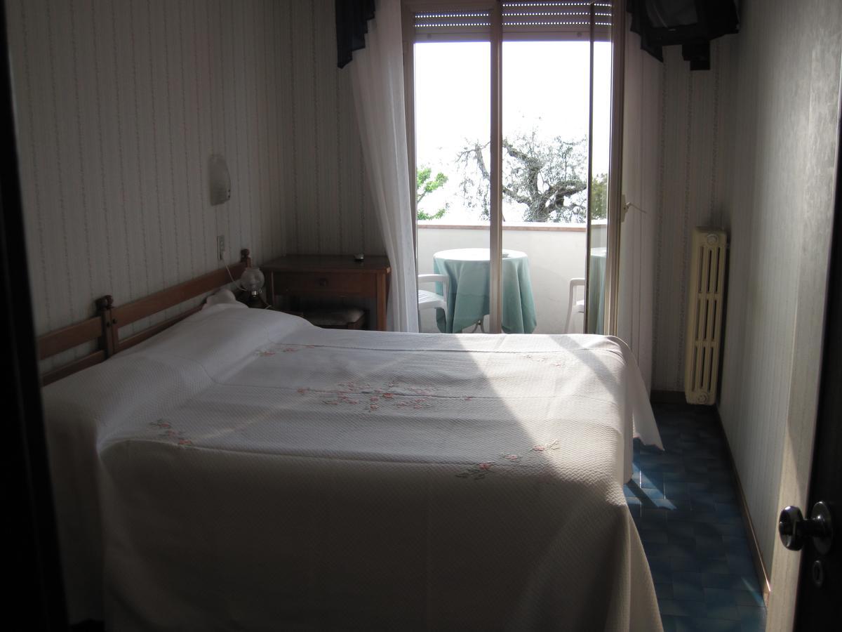 Piccolo Hotel Direkt Am See Бренцоне-суль-Гарда Екстер'єр фото