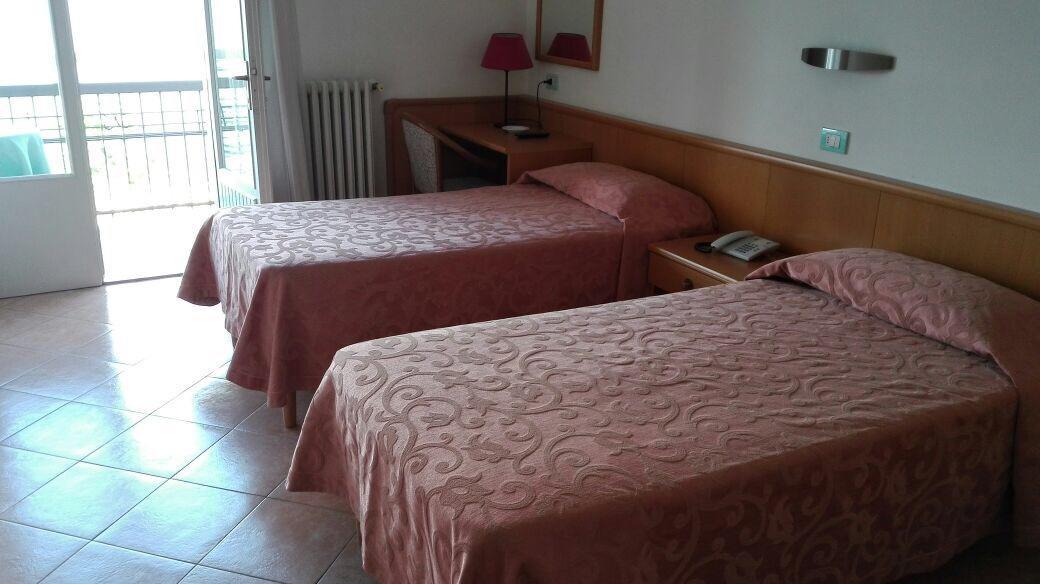 Piccolo Hotel Direkt Am See Бренцоне-суль-Гарда Екстер'єр фото