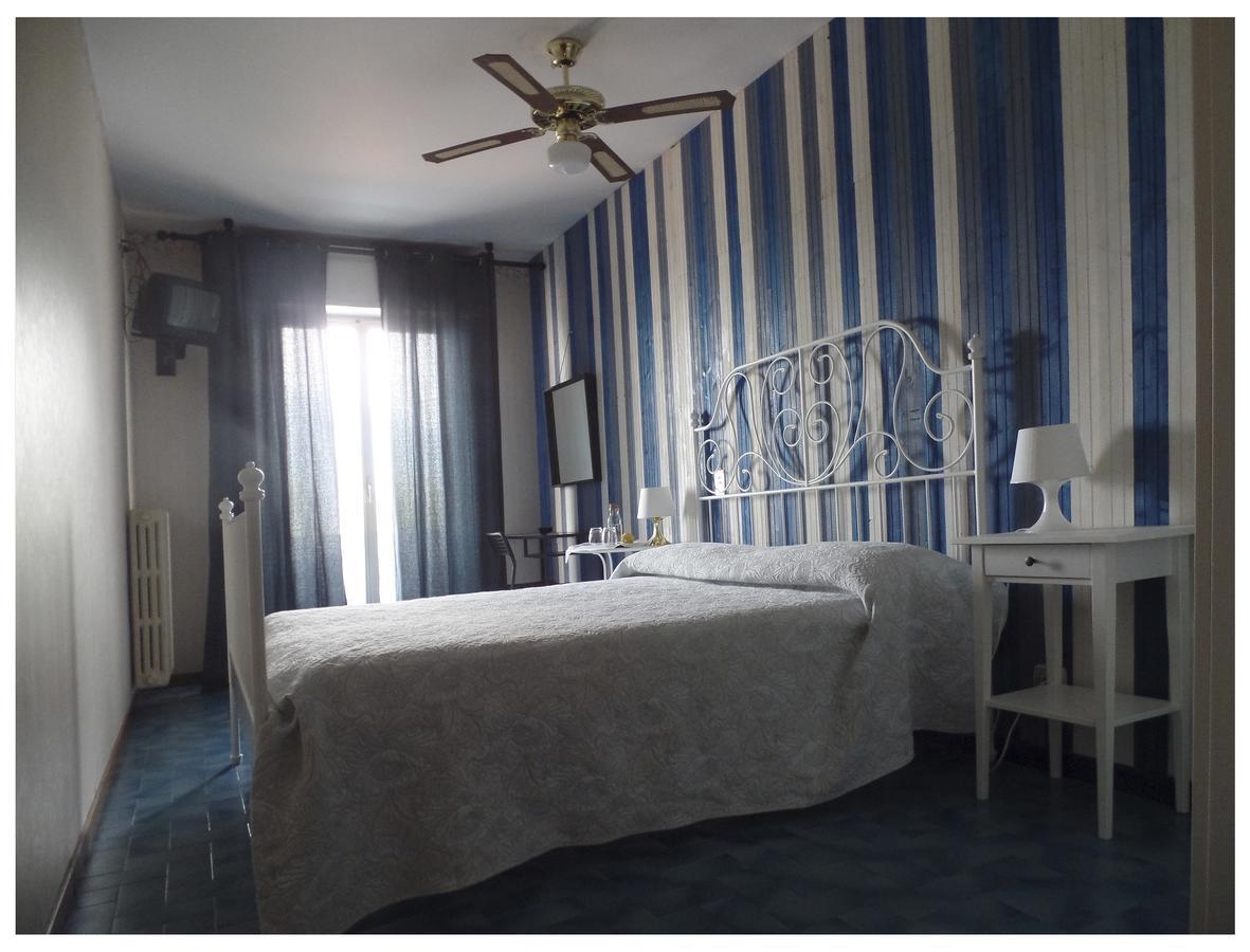 Piccolo Hotel Direkt Am See Бренцоне-суль-Гарда Екстер'єр фото