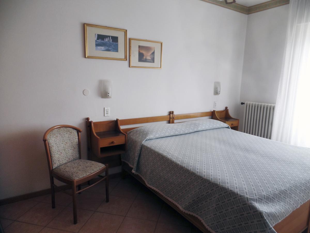 Piccolo Hotel Direkt Am See Бренцоне-суль-Гарда Екстер'єр фото