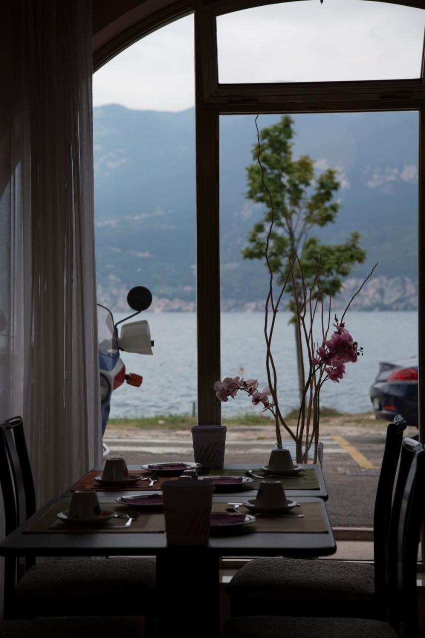 Piccolo Hotel Direkt Am See Бренцоне-суль-Гарда Екстер'єр фото