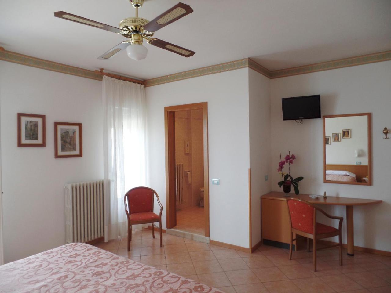 Piccolo Hotel Direkt Am See Бренцоне-суль-Гарда Екстер'єр фото